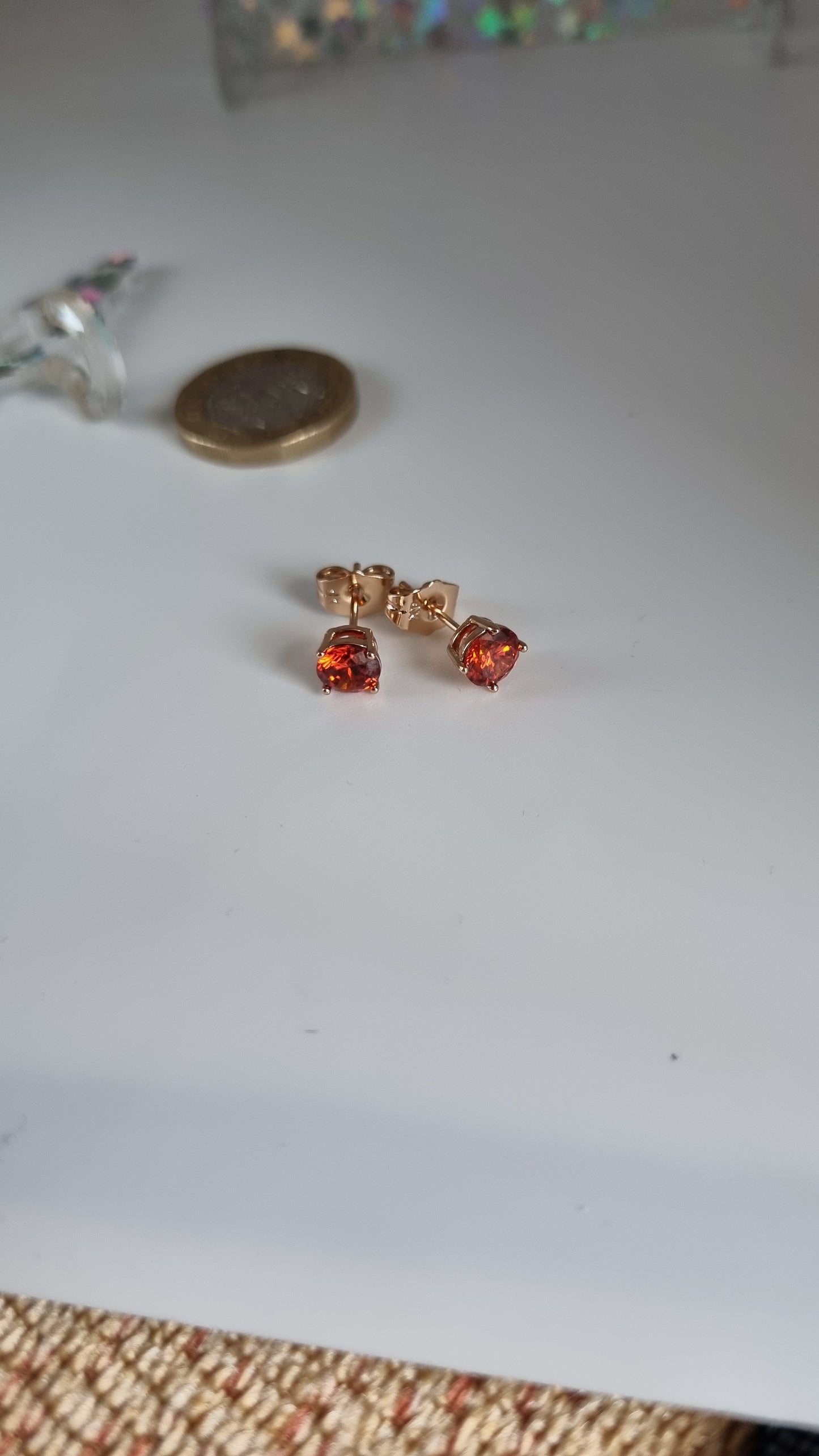 18kr.gold plated earrings with zircon stone red