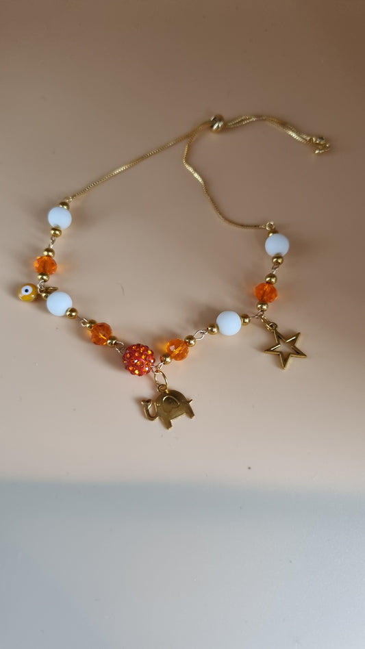 Rankų darbo kulkšnys 18kr paauksuotos. Vieno dydžio agato natūralūs balti karoliukai ir stiklo krištoliniai karoliukai