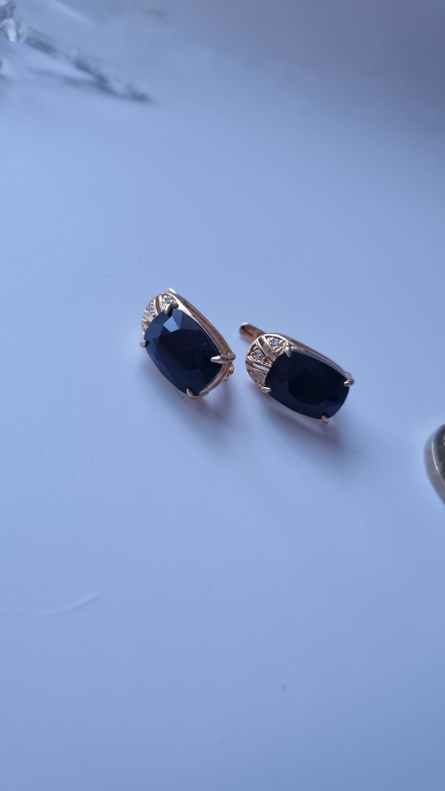 18kr.gold plated earrings with black sw.crystal
