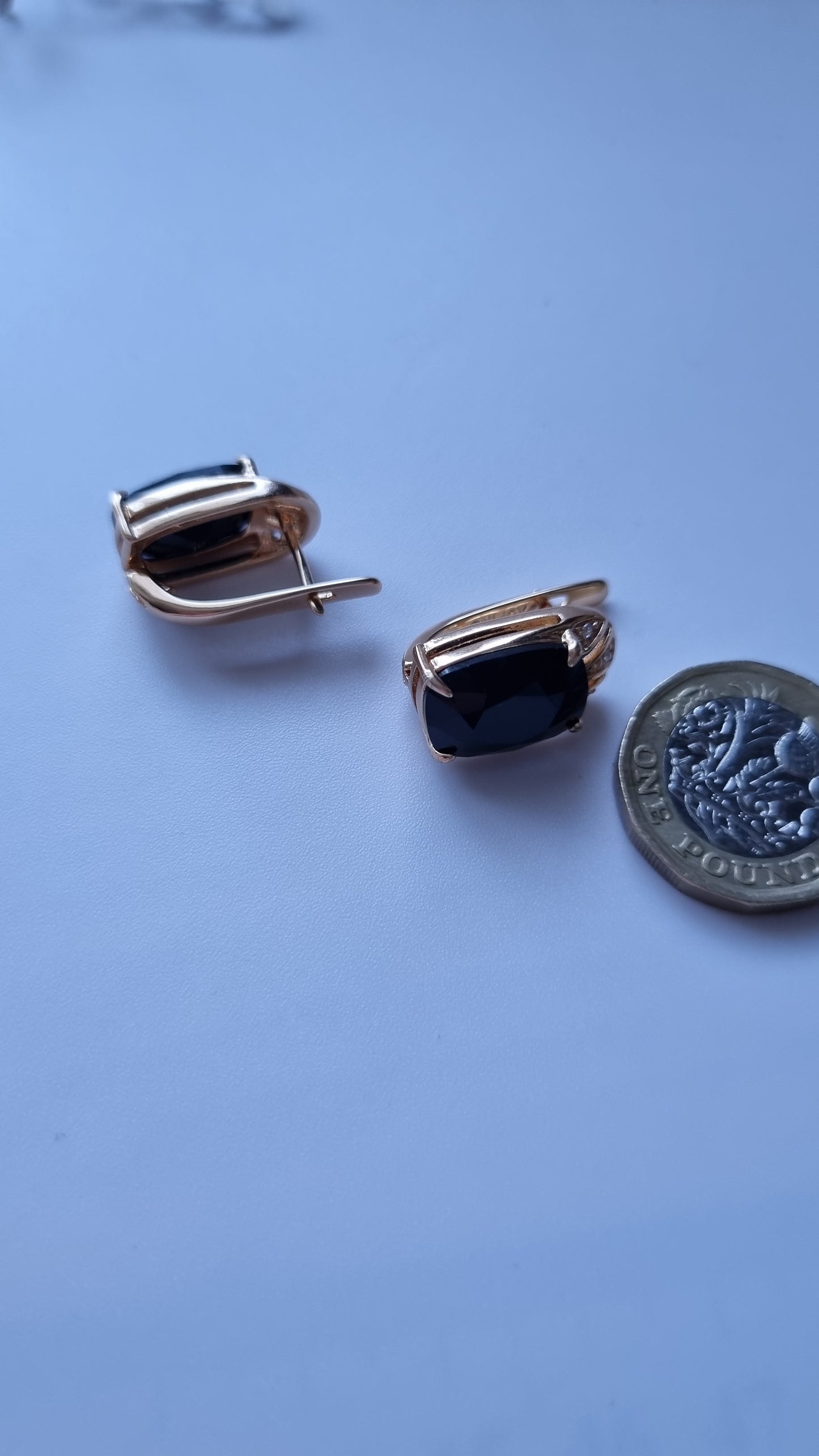 18kr.gold plated earrings with black sw.crystal