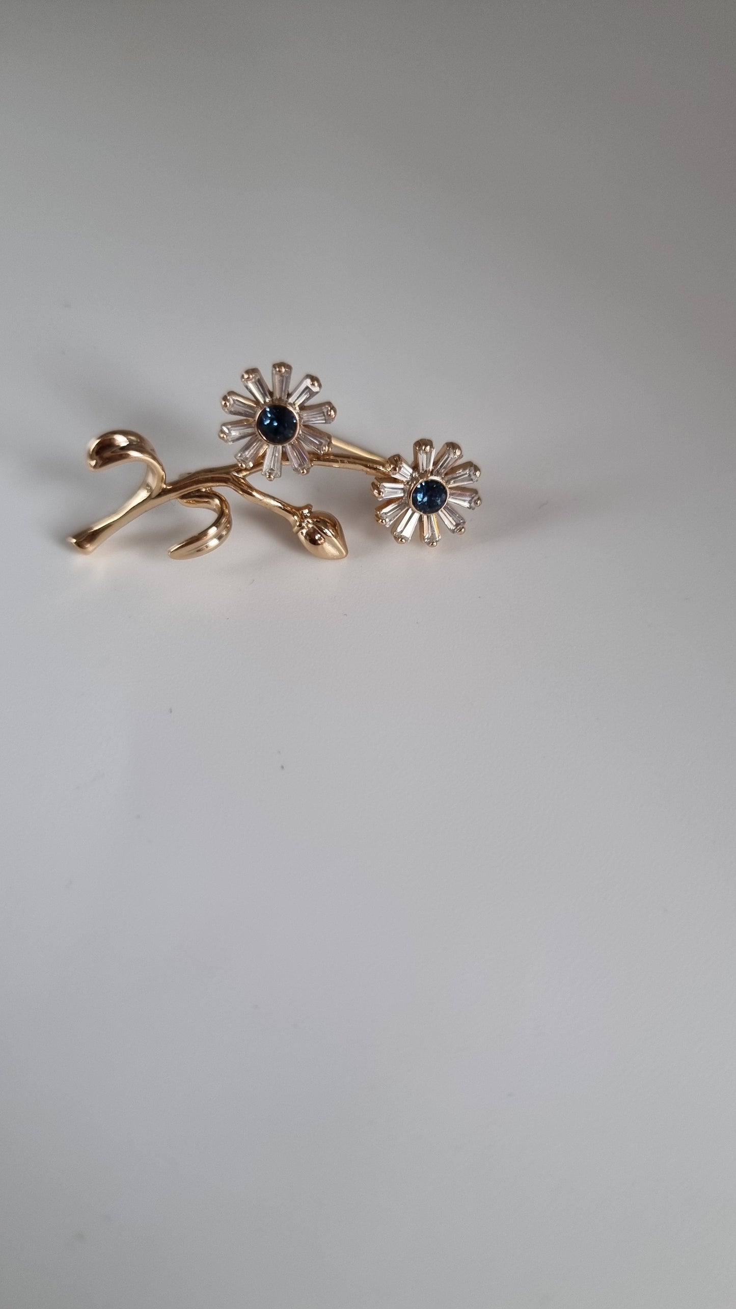brooche medical gold- gold plated with sw.crystals