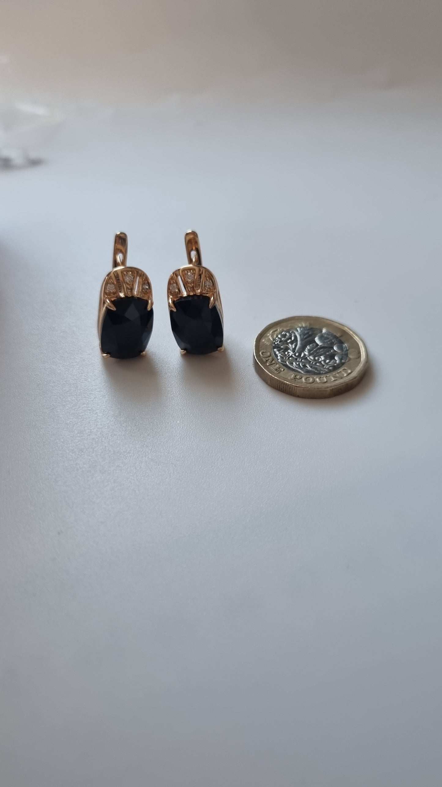 18kr.gold plated earrings with black sw.crystal