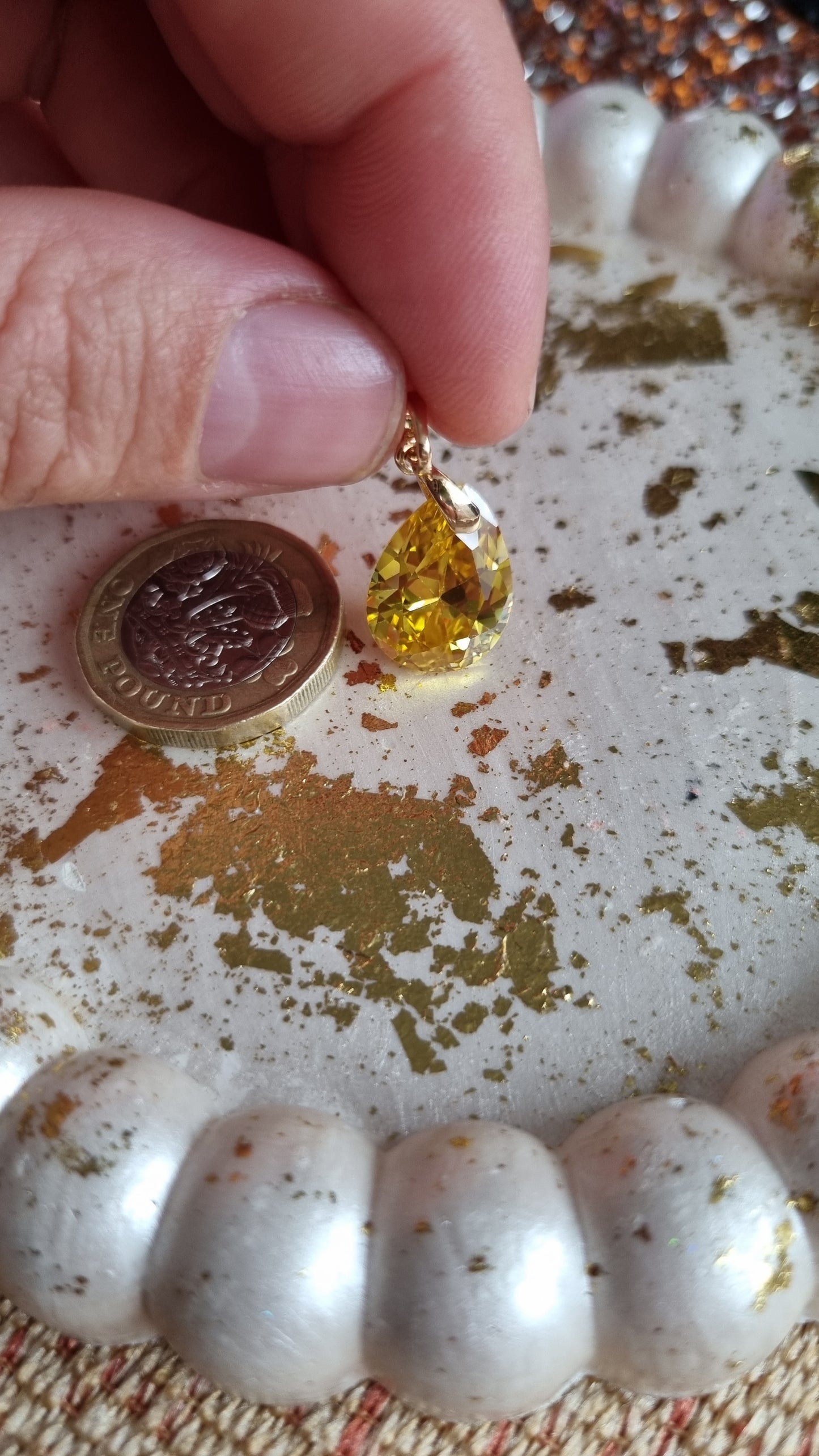 18kr.gold plated pendant with sw.crystal yellow