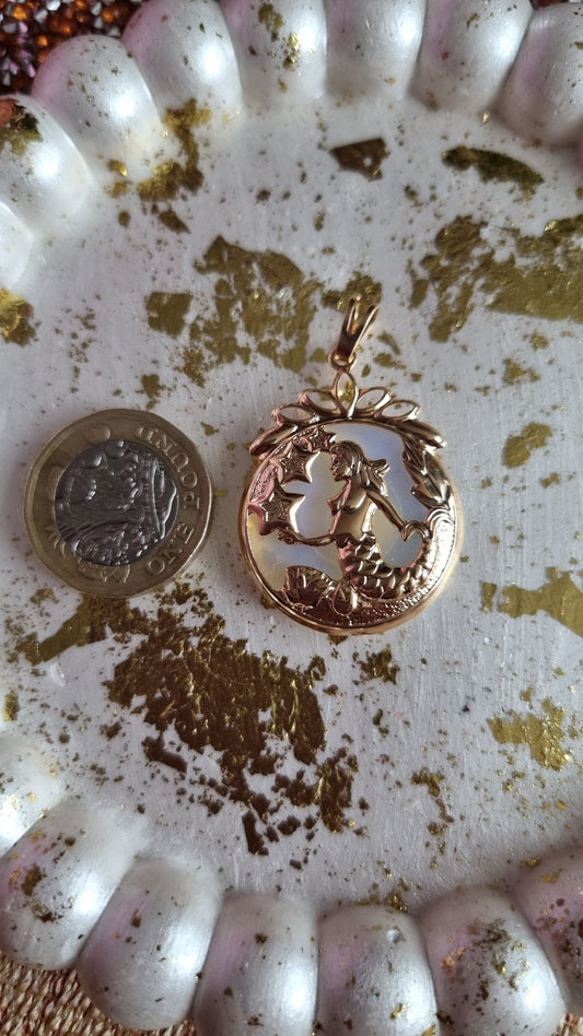 18kr.gold plated pendant with opal color pendant