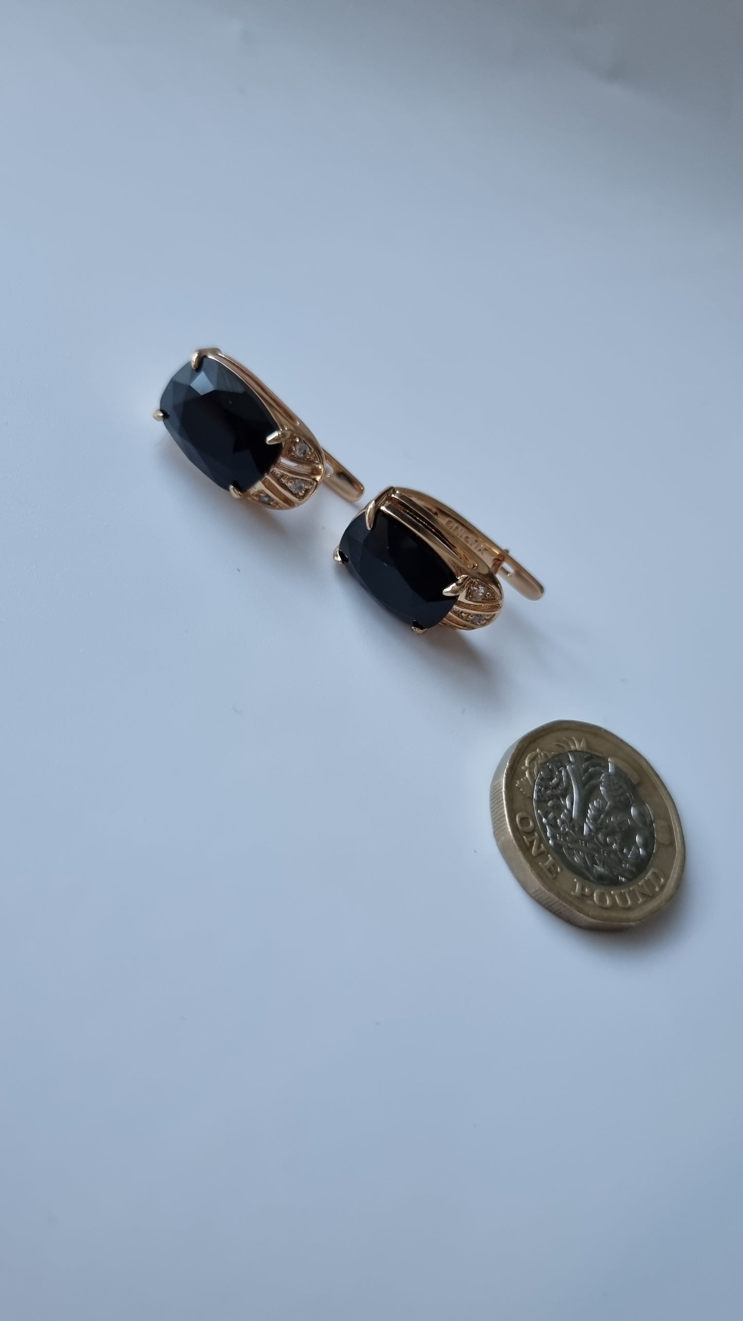 18kr.gold plated earrings with black sw.crystal